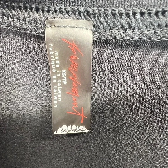 Free People FP Movement Crop Top Womens XS Black Graphic Activewear EUC - Picture 3 of 8